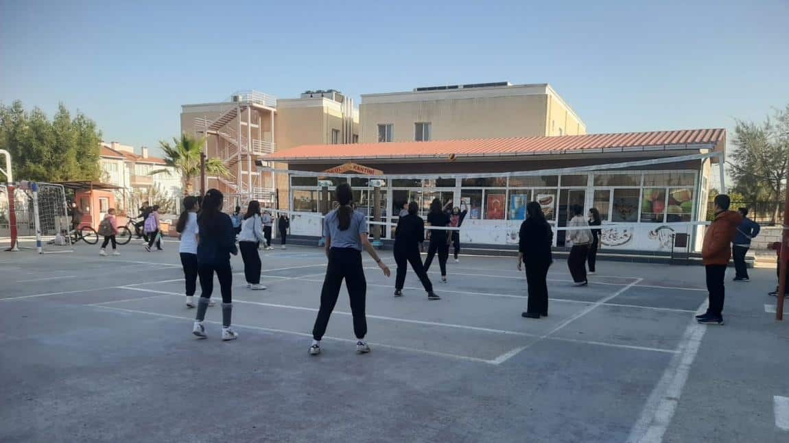 Okulumuz sınıflar arası kız voleybol ve futbol turnuvaları başladı.